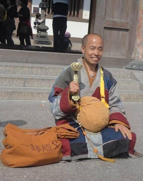 原创一钵法师当屠夫时杀万千生灵因一只羊顿悟苦行6年4万公里