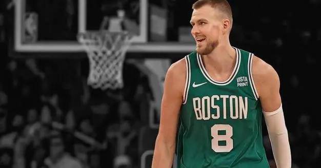 原创波尔津吉斯一名小球时代的大个子球员当做外线的高炮台来使用