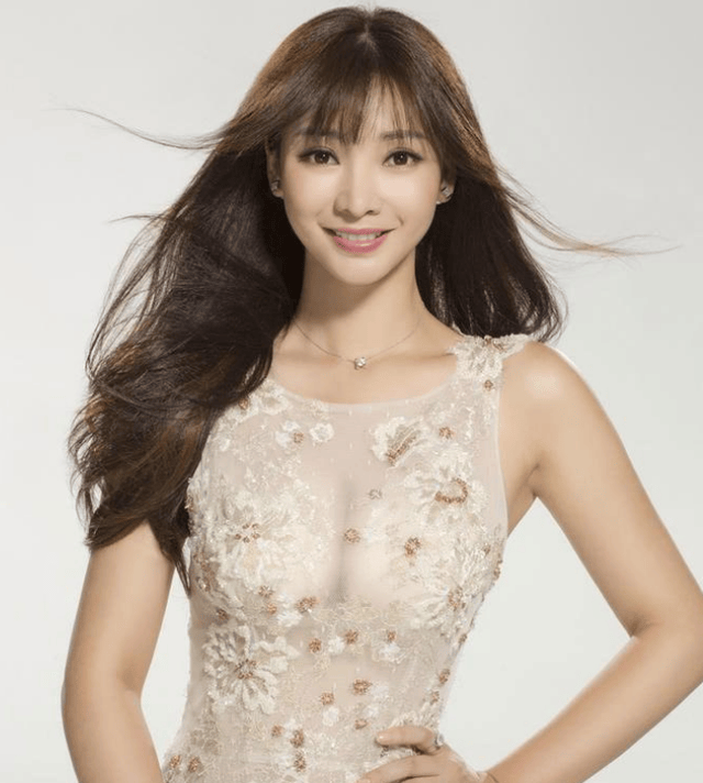 原创40多岁柳岩被路人抓拍路人视角身材惹争议还是那个性感女神吗