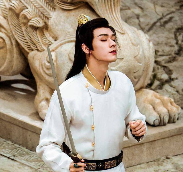 原创穿上古装的龚俊儒雅与贵气并存网友转得了扇子耍得来剑