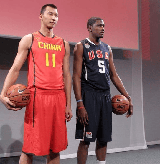 易建联身高2米13臂展2米22,这比例已经很出色.