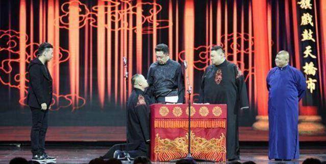 原创大魔王岳云鹏强势回归喜剧人现场下跪被调侃网友魔王式摆平