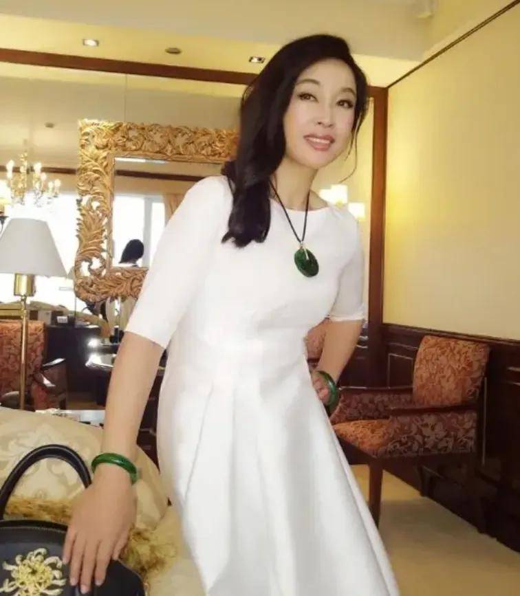 刘晓庆现身酒店被偶遇穿花夹克太时髦73岁脸上胶原蛋白满满嫩似小姑娘