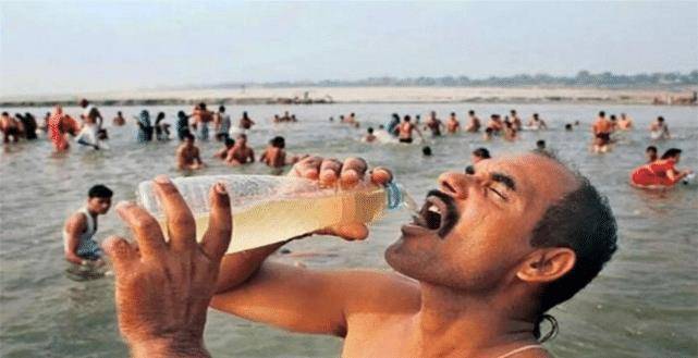 在印度没有空调的又没有风扇的人,只能去恒河水里畅游,就像大蒸笼一样