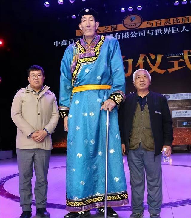 中国第一巨人鲍喜顺身高2361米不顾医生劝阻执意生子