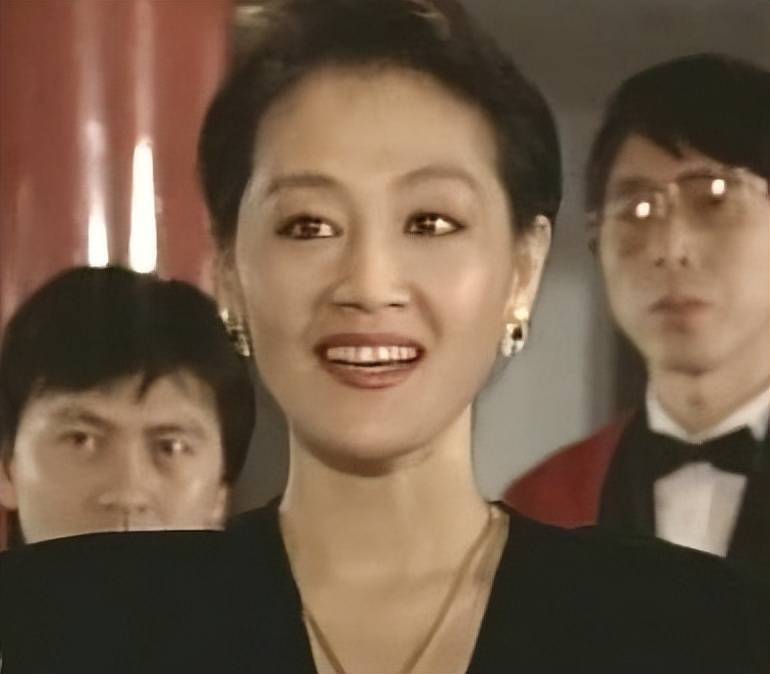 王姬:靠冯小刚爆红,60岁了却自称死不瞑目?拉着女儿为儿子拼命