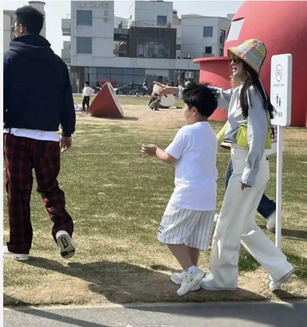 40岁佟丽娅带9岁儿子度假儿子肉嘟嘟惹人爱