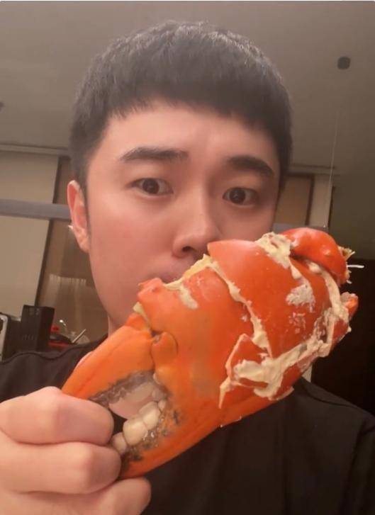 陈赫手术出院大口吃蟹脸上痘痘太抢镜半月前还脚缠绷带躺病床