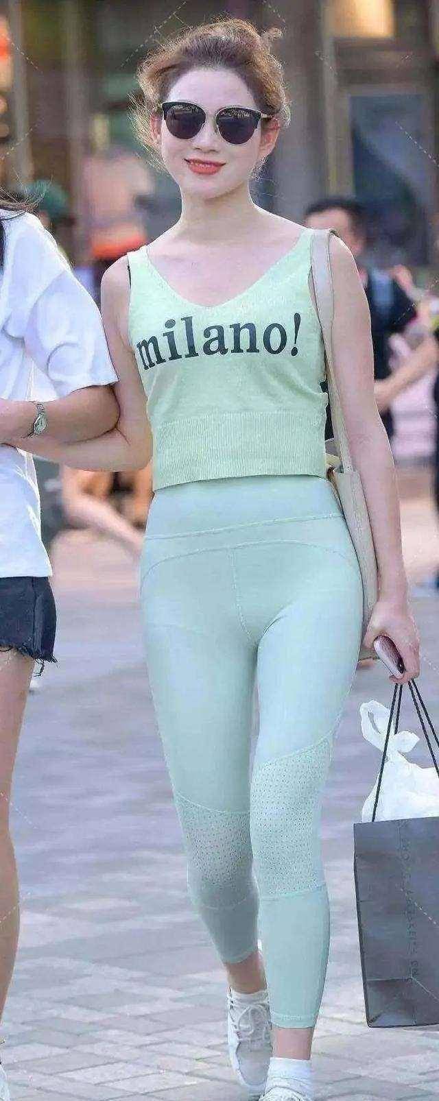 打底裤省心穿搭示范兼顾美感与舒适度简约时尚