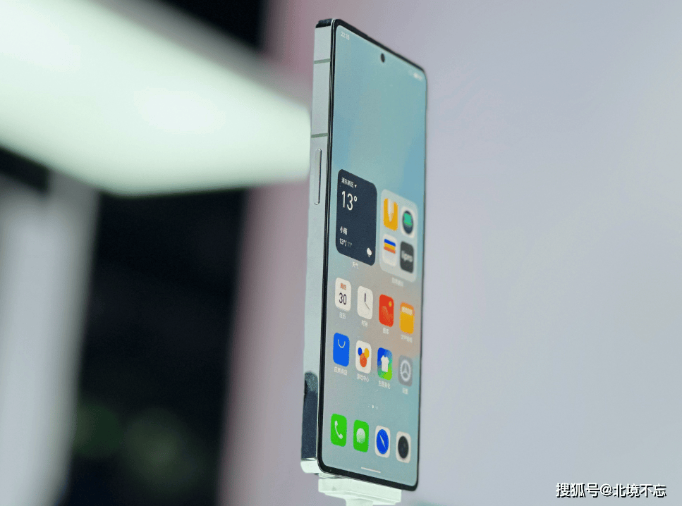 魅族20infinity无界版这款手机的外观很具有特殊性,正面采用了四等边