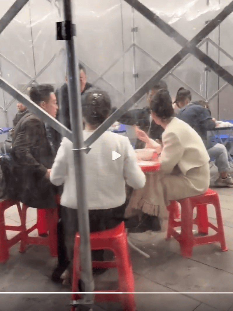 原创汪小菲又晒未婚妻马筱梅穿小香风套裙逛街吃路边摊美得清新脱俗