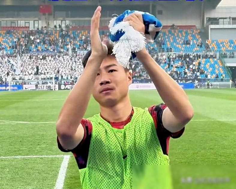 原创杨帆鞠躬谢场买提江回应球迷张岩三连击引热议