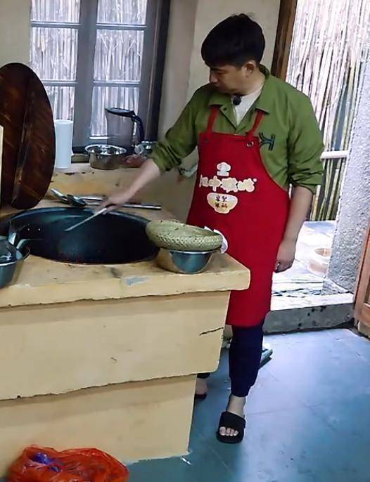 刘宪华不脱鞋踩踏凉席,黄磊张口5个字就训斥_生活_何炅_什么