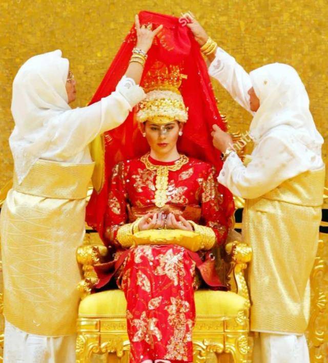 原创17岁少女嫁入文莱王室手戴22个大金镯头顶钻石王冠比婆婆美