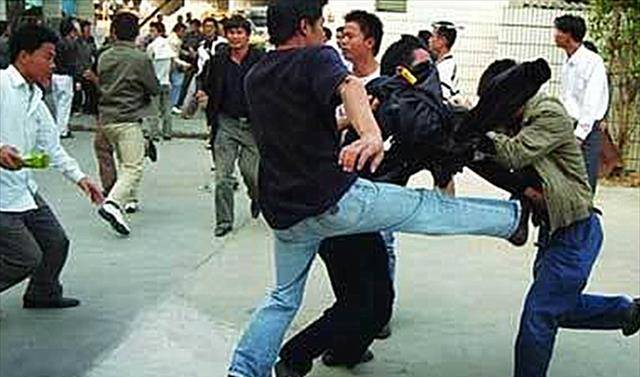 原创白小航90年代的北京混混曾砸了向华强的场子后来却离奇死亡