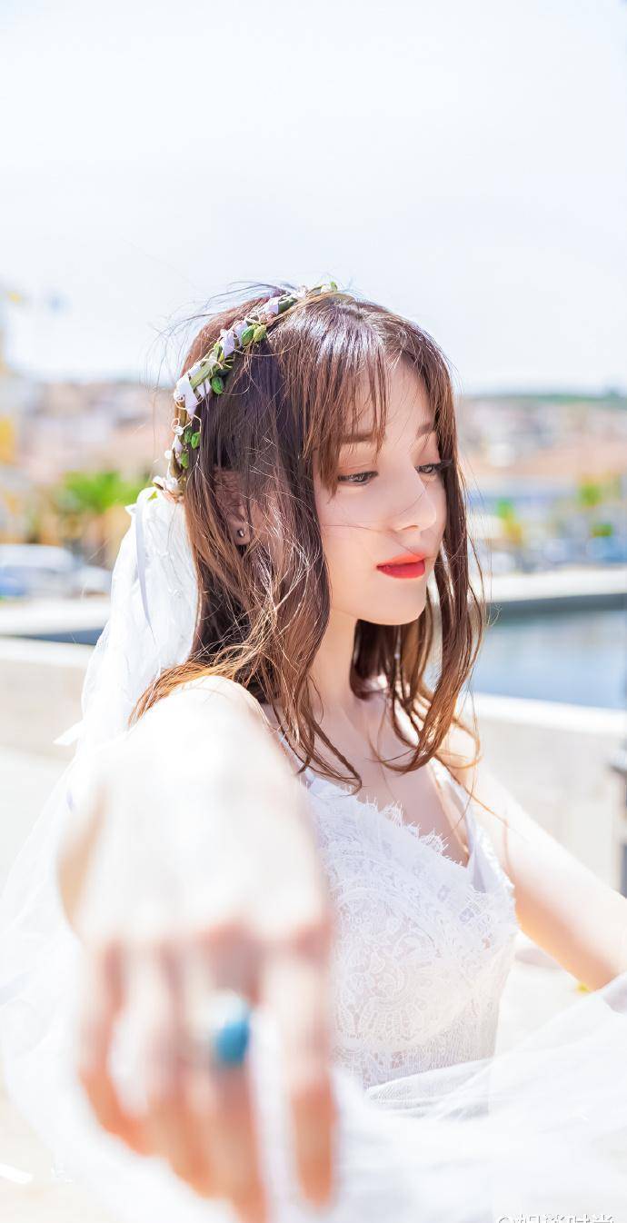 原创迪丽热巴初恋裙照流出气质清纯可人身材凹凸有致让人看不够