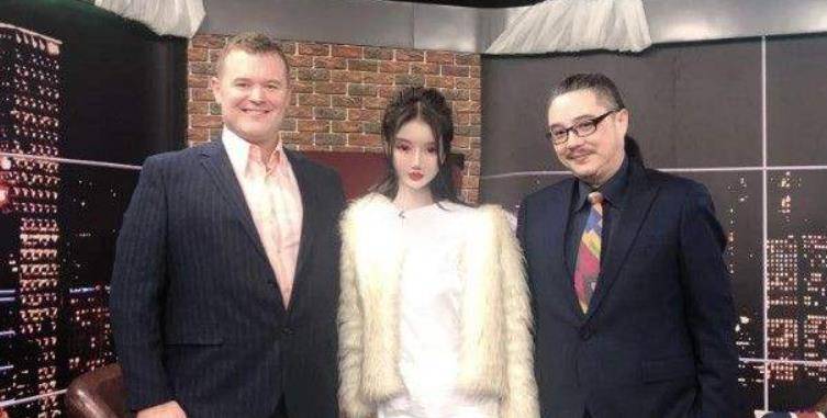 原创真人芭比周楚娜2年半历经100多次手术一张脸抵一辆跑车