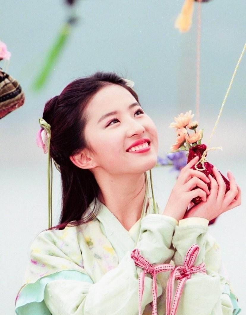 美人刘亦菲饰演的经典角色你最喜爱哪一个粉丝都表示看了花木兰再说