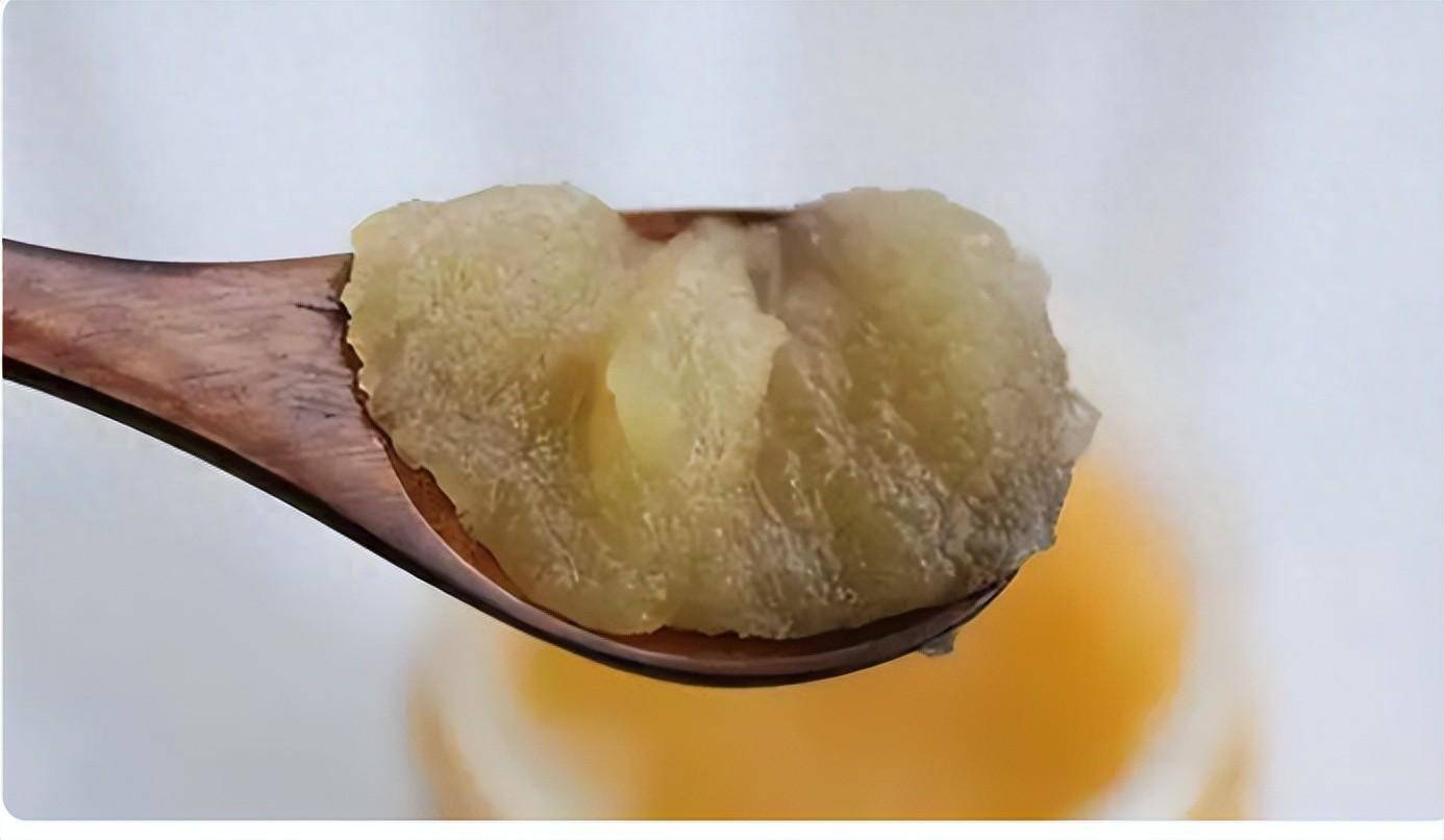 蜂蜜放冰箱过了保质期还能吃吗(蜂蜜放冰箱会过期吗?)