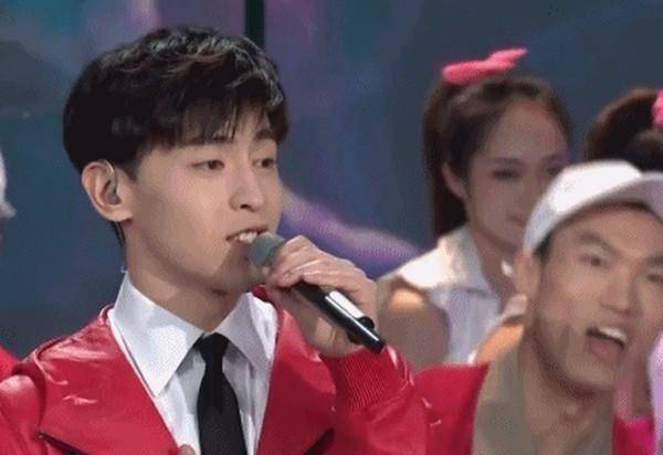 原创当红明星回老家邓伦超接地气沈梦辰出手大方而她备受争议