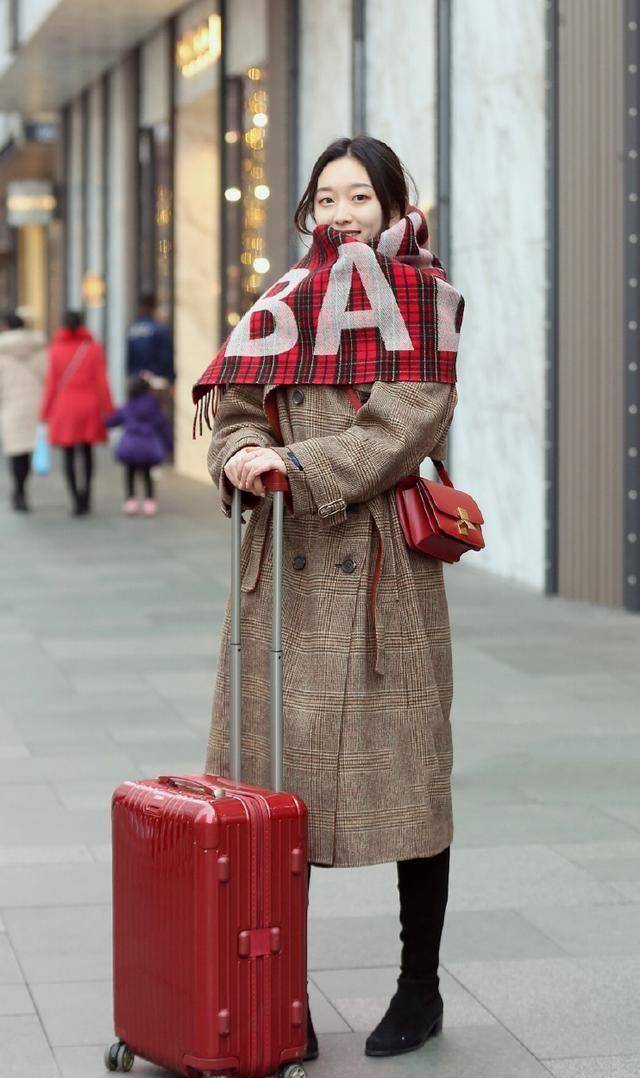 原创冬日出门戴上一条围巾美女不再怕寒冷还分分钟变洋气