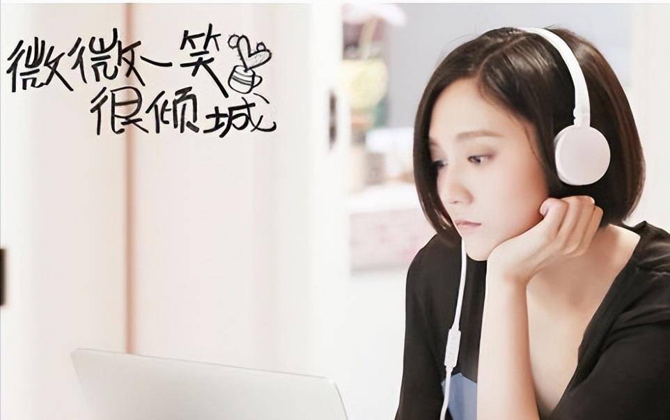 原创还记得活动策划里那个让座的女孩吗如今的她微微一笑很倾城