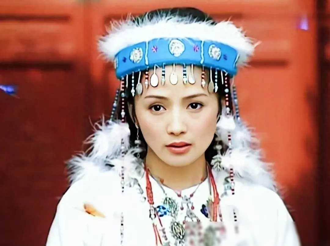 2002年,《齐天大圣孙悟空》中,蔡卓妍饰演的紫兰仙子,头戴的头饰华丽