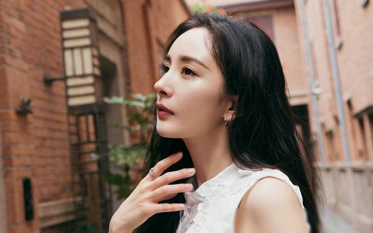 杨幂频上热搜85花局势逆转引关注新作品营销引发讨论