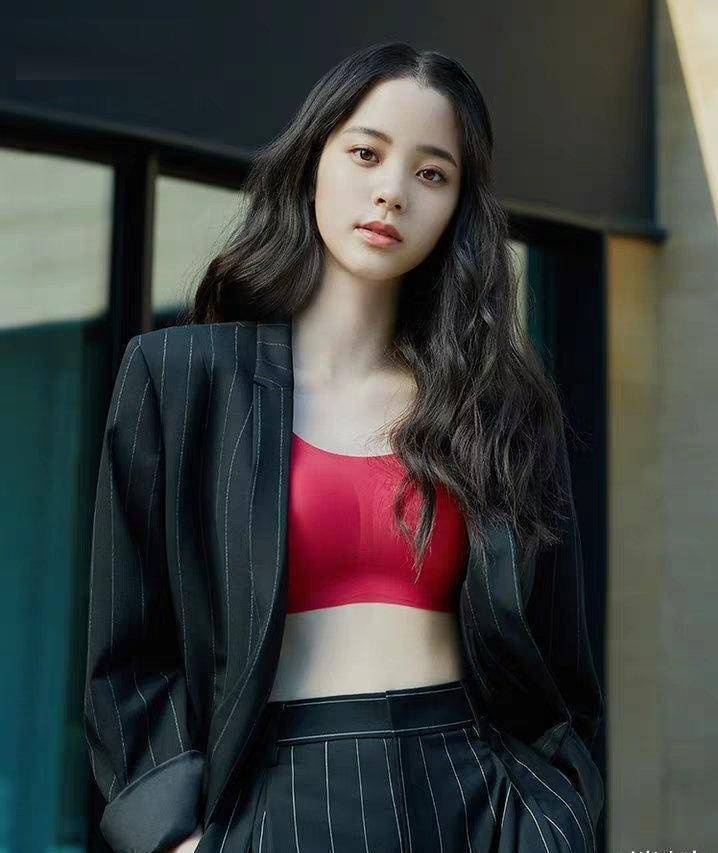 欧阳娜娜品牌写真照曝光穿大红色衣服配条纹西装撞色时尚吸睛