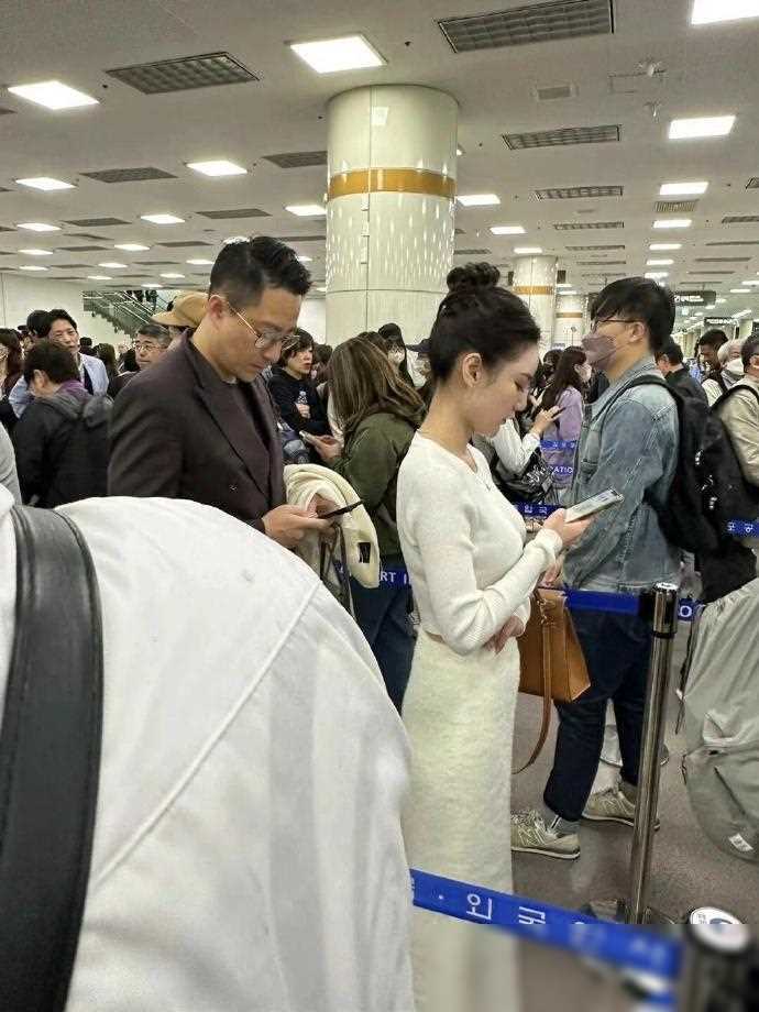 马筱梅现身韩国机场戴新款钻戒引关注汪小菲全程陪同