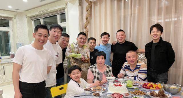 德云社集体为师娘庆生栾云平称呼独特岳云鹏寥寥几字不放配图
