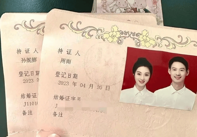 国乒世界冠军秀恩爱,漂亮妻子是军人,穿军装英姿飒爽_周雨_孙妮娜