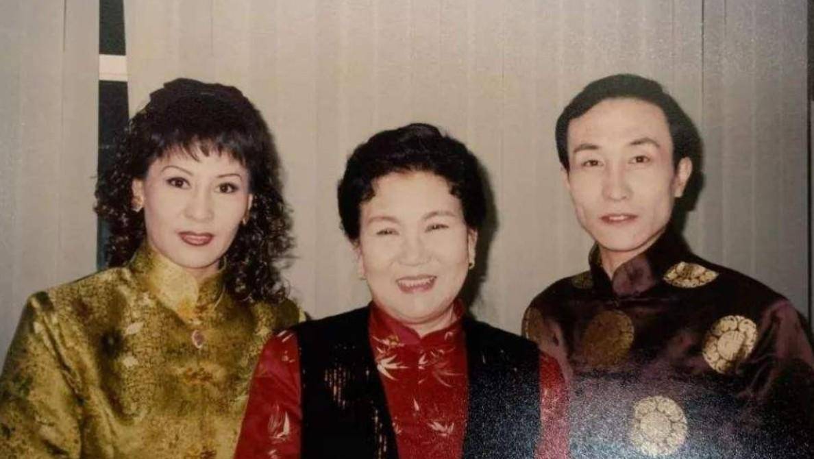 原创电视宠儿巩汉林66岁骨瘦如柴曾因赵丽蓉退出舞台舞台