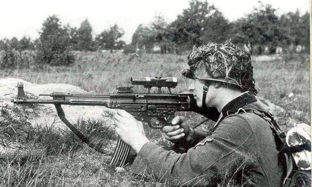 有通用机枪的同时也有冲锋枪,除去这些也有98k步枪和手榴弹等武器随身