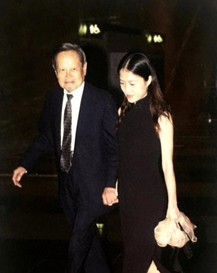 杨辰宁先生与翁帆小姐宣布结婚的消息后,引起社会轩然大波.