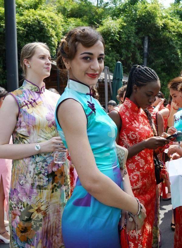 东方美人和西方美人同穿旗袍伊万卡显得魁梧宋慧乔气质高雅