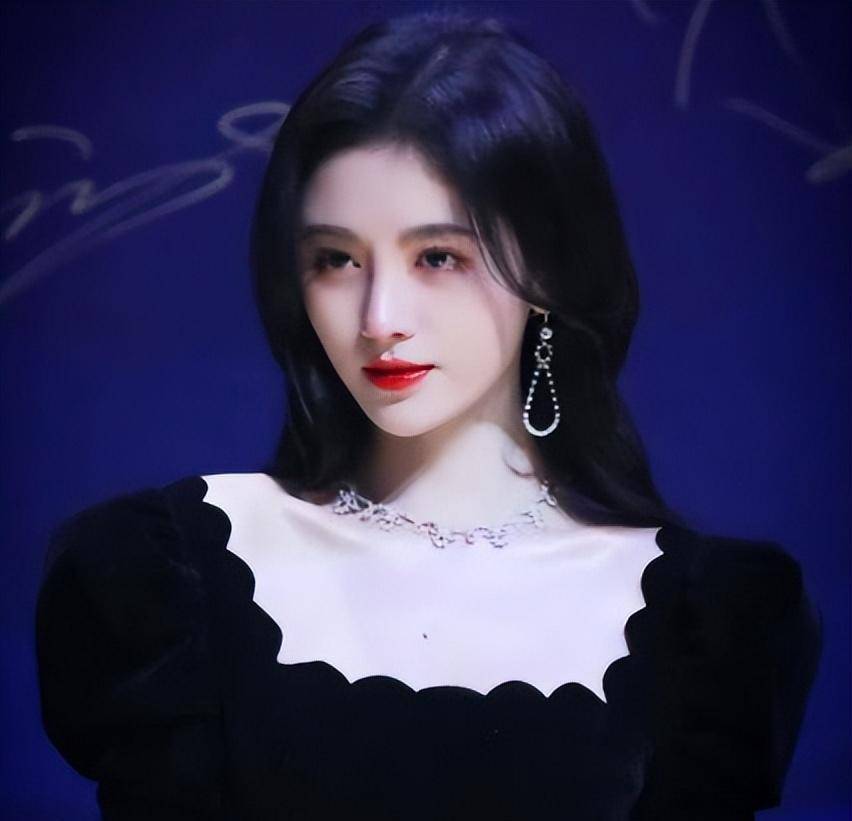 鞠婧祎甚至郑爽有一次在活动的时候公然承认自己整过容,杨幂就在旁边