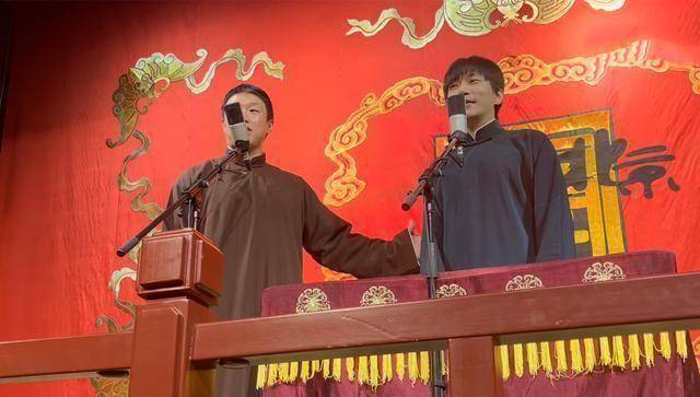 德云社烧饼何九华同台上场后拿搭档砸挂四哥和老秦终究没躲掉