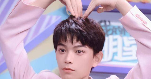 原创丁禹兮模仿小夫引粉丝不满是粉丝玻璃心还是主持人玩梗无下限