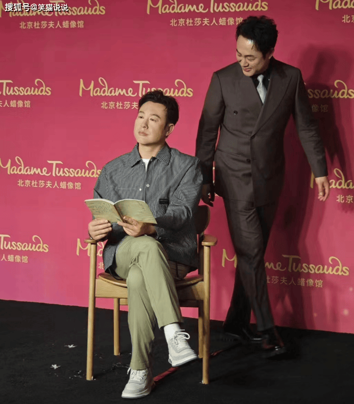 原创张颂文揭蜡像仪式本尊见蜡像笑得好开心粉丝直言更喜欢看真人
