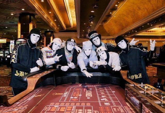 超级舞蹈天团jabbawockeez,这个以戴着白面具,白手套和棒球帽著称的舞