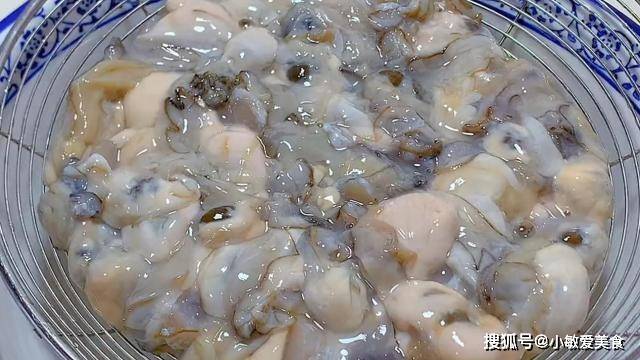 抓洗的时候力度一定要控制好,以免生蚝会碎掉.