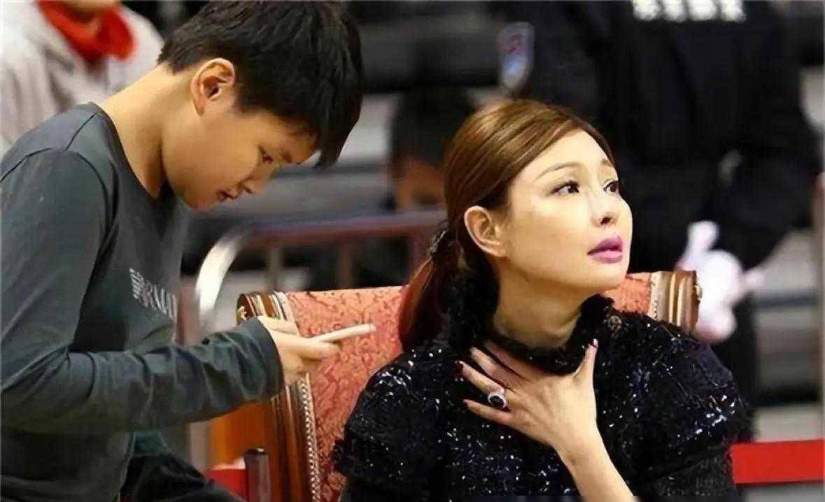 cba"最美"老板娘,身价40亿给易建联亿元合同,后背纹身显_吴迪_篮球