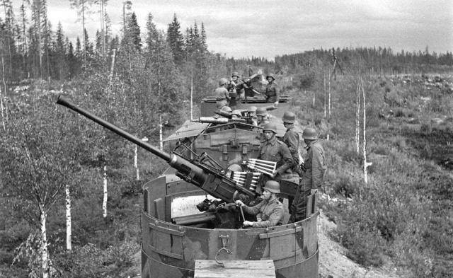 芬兰生产的莫辛-纳甘m/28-30步枪,索米冲锋枪,m26型轻机枪,l-39反坦克