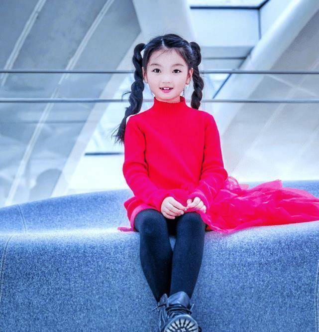 原创7岁阿拉蕾近照大变样娃娃脸瘦成鹅蛋脸你们还能认出她来吗