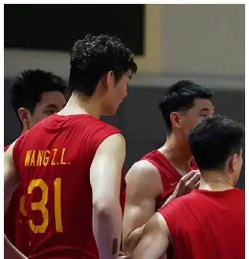 无论是挡拆后的完美得分,还是防守站位的准确感,张家睿都是广东宏远