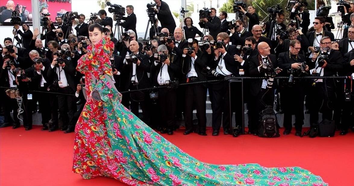 原创丢脸都丢到国外去了红毯作妖的明星你知道谁是最无下限的吗