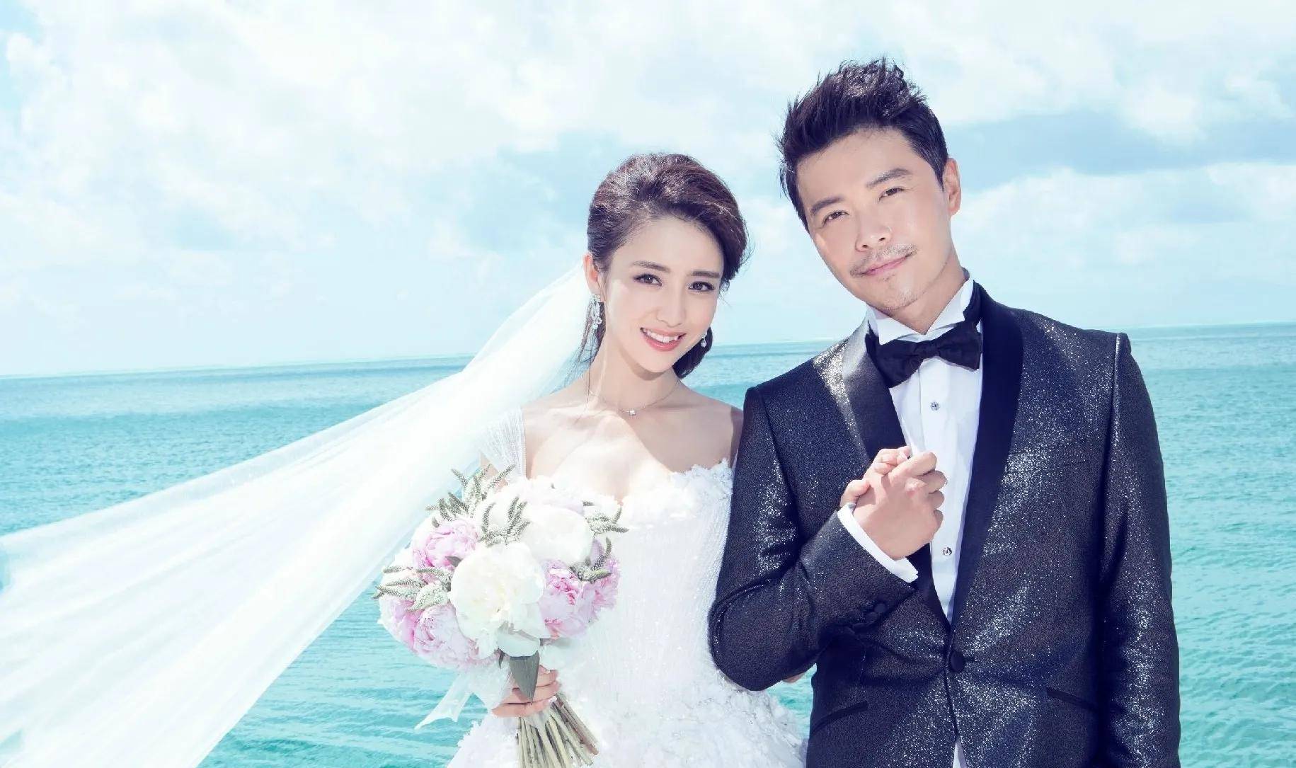终于,在2014年,佟丽娅在社交平台上晒出和陈思诚的婚纱照,穿着婚纱的