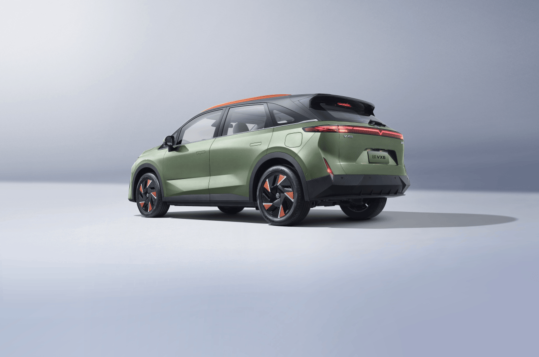 它的后悬挂结构是五连杆独立悬挂,轮胎规格是235/60 r18.