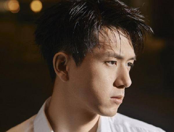 李现喊话跟拍者称不听劝阻跟拍到小区门口网友尊重是相互的